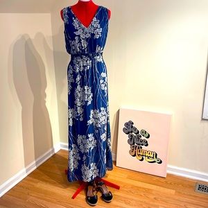 Sleeveless, v-neck maxi dress